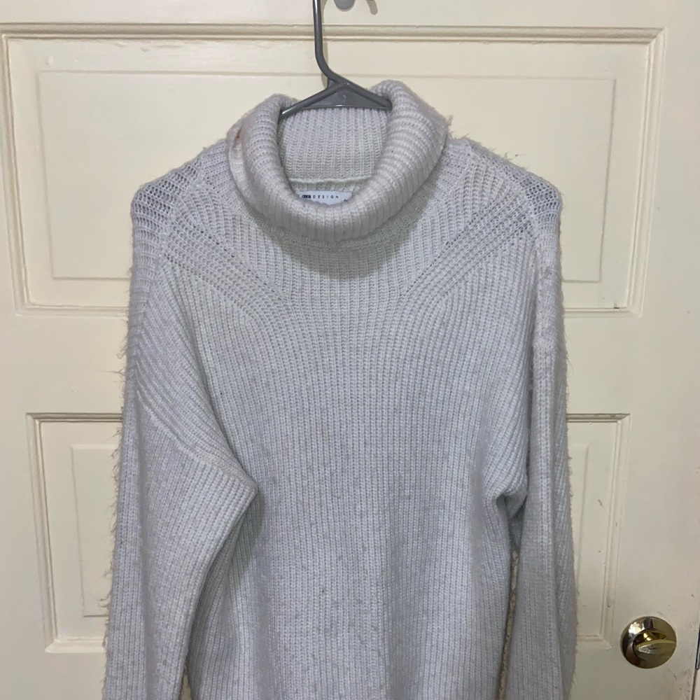 Whit knitted sweater